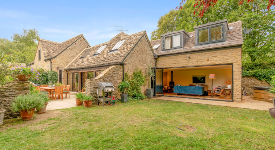 Barns Lee’s hen party cottages with hot tub