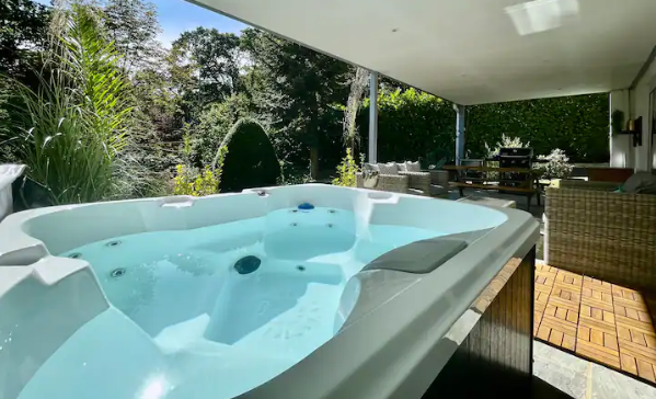 The Annexe’s airbnb bath with hot tub
