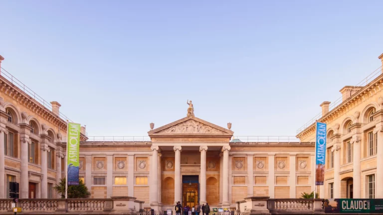 romantic things to do for couples at the Ashmolean Museum in Oxford