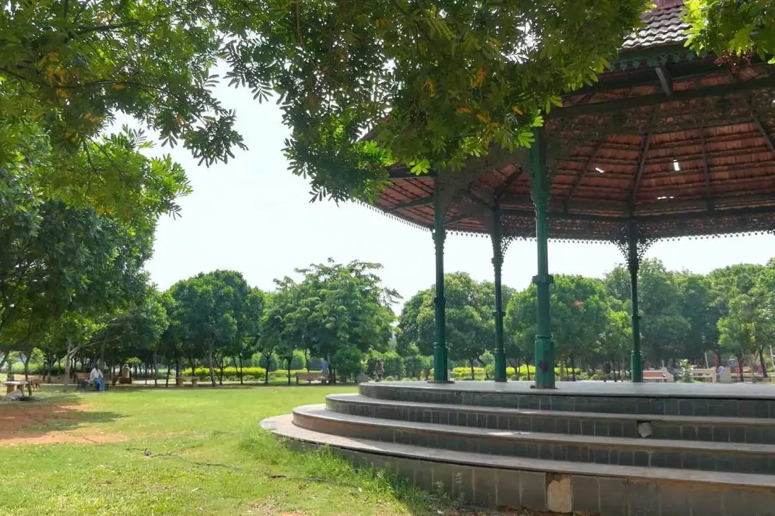 Enjoying a Picnic at Sefton Park is among free things to do in Liverpool for couples
