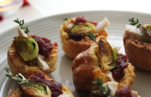 Mini Yorkshire Pudding Canapés top roast beef dinner menu ideas