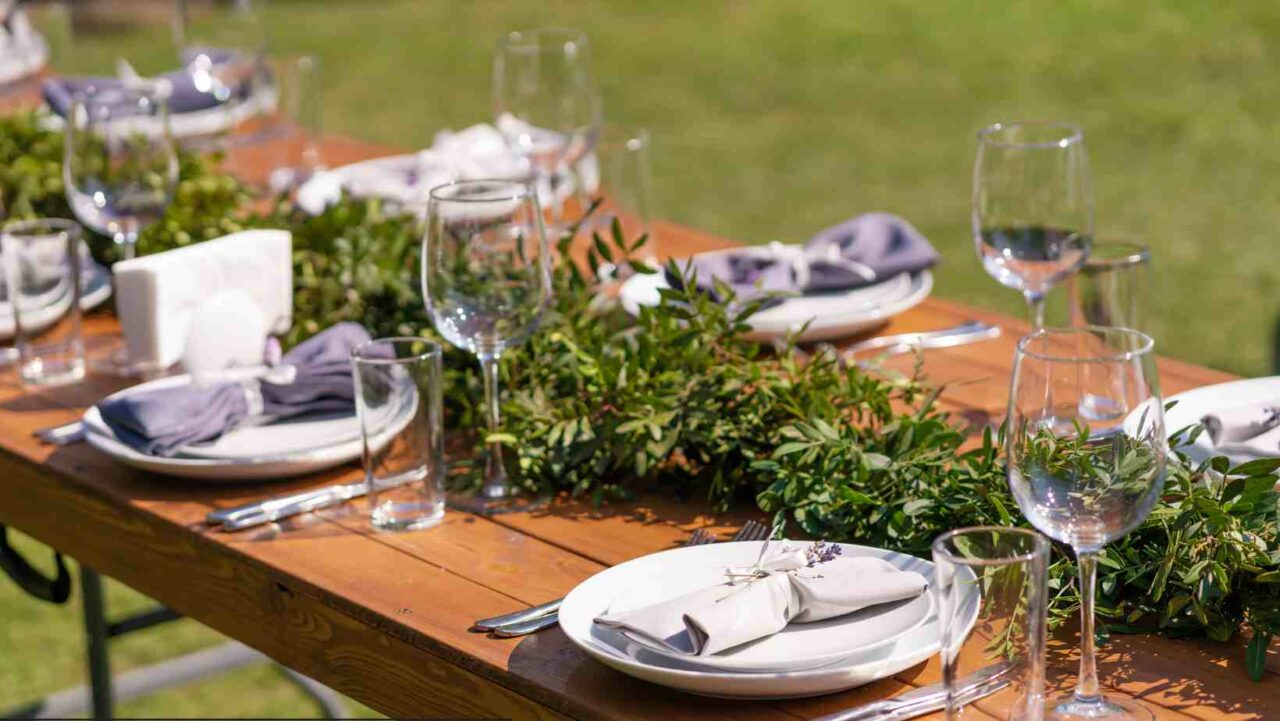 Garde table decoration ideas can enhance the decor