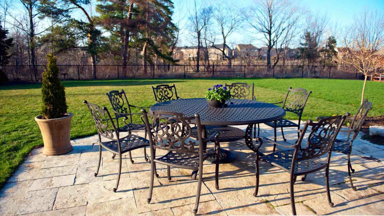 Iron bistro sets are great as vintage outdoor garden party decoration ideas