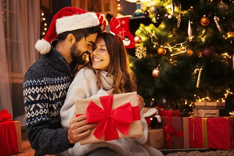 Man gifting girlfriend, answering what to get wife for Christmas.